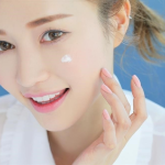 Bôi kem chống nắng để hạn chế nám da sau sinh