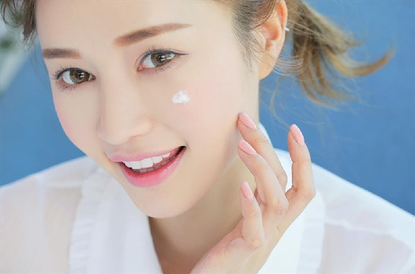 Bôi kem chống nắng để hạn chế nám da sau sinh